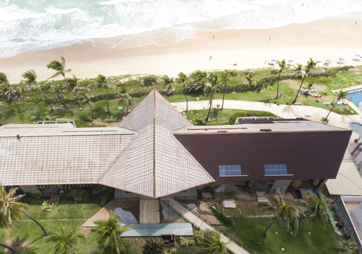 Foto aérea de hotel com sobre cobertura de telhas ecológicas Onduline