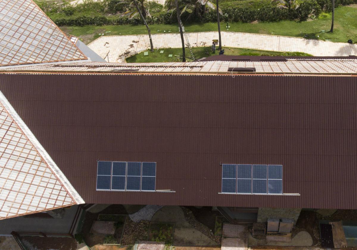 Foto aérea de hotel com sobre cobertura de telhas ecológicas Onduline
