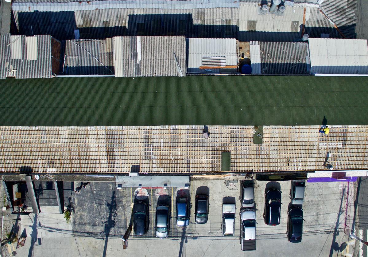 Foto aérea de galpão com instalação de sobre cobertura de telhas ecológicas Onduline