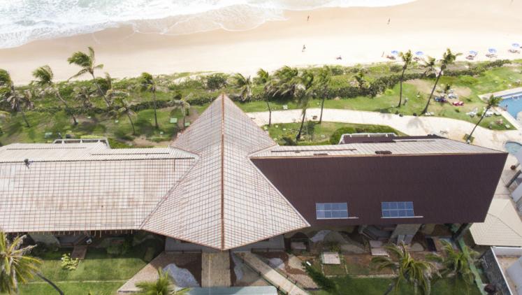 Foto aérea de resort com sobrecobertura de telhas ecológicas sobre telhas de amianto